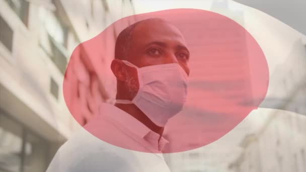 Animering Japansk Flagga Viftar Över Mannen Bär Ansiktsmask Covid Pandemi — Stockvideo