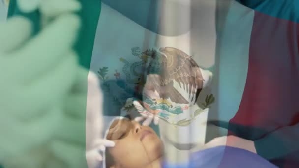 手術室で外科医に手を振っているメキシコの旗のアニメーション 世界中の医療や医療サービスをデジタル化し — ストック動画