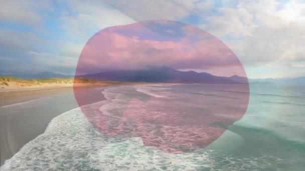 Цифровой Состав Японского Флага Машущего Против Воздушного Вида Волн Море — стоковое видео