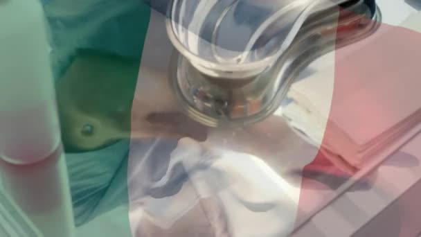 手术室里意大利国旗在外科医生面前飘扬的动画 全球医学 围产期保健服务 数码制作的19种流行病概念视频 — 图库视频影像