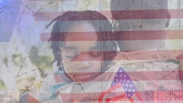 彼の息子を抱きしめるアフリカ系アメリカ人兵士に対するアメリカの旗に関する幸せな退役軍人の日のテキスト アメリカの愛国心と退役軍人の日のお祝いのコンセプト — ストック動画
