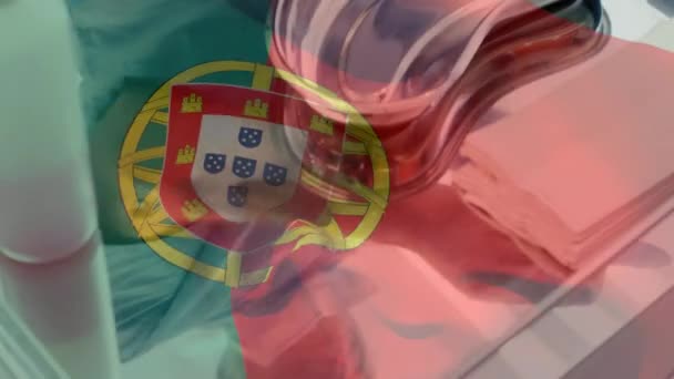 Анимация Флага Португалии Машущего Над Хирургами Операционной Глобальная Медицина Медицинские — стоковое видео