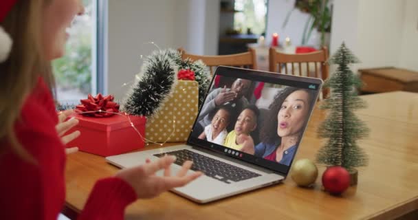 Biała Kobieta Kapeluszu Mikołaja Nagrywająca Wideo Laptopie Domu Podczas Świąt — Wideo stockowe