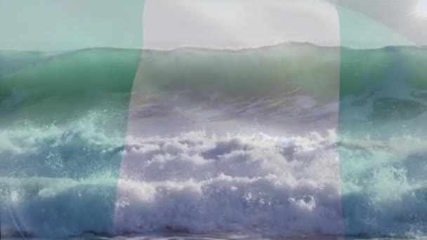 Nijerya Bayrağını Denizdeki Dalgaların Havadan Görüntüsüne Karşı Sallayan Dijital Bileşim — Stok video