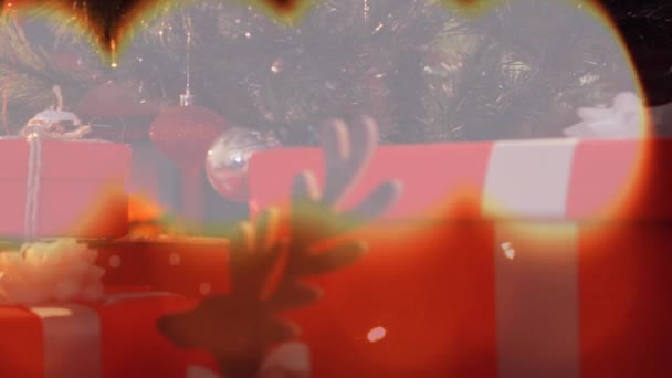 クリスマスツリーとプレゼント上のキャンドルのアニメーション クリスマス 伝統とお祝いのコンセプトデジタルで生成されたビデオ — ストック動画