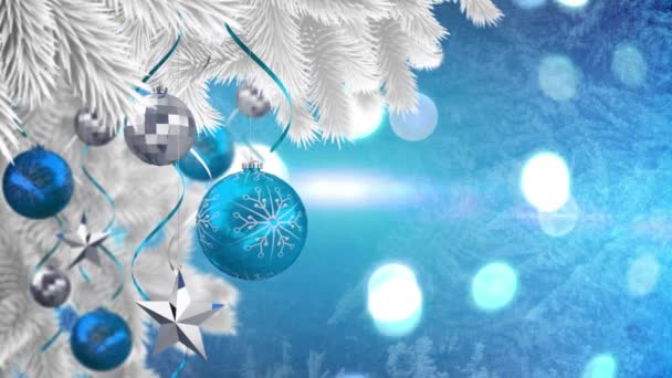 Анимация Рождественских Безделушек Рождественской Елке Над Светящимися Пятнами Синем Фоне — стоковое видео