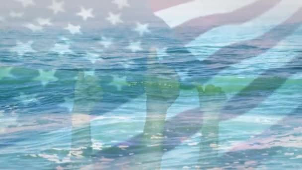 Digitale Komposition Des Flaggenschwenkens Über Händen Die Daumen Gegen Meereswellen — Stockvideo
