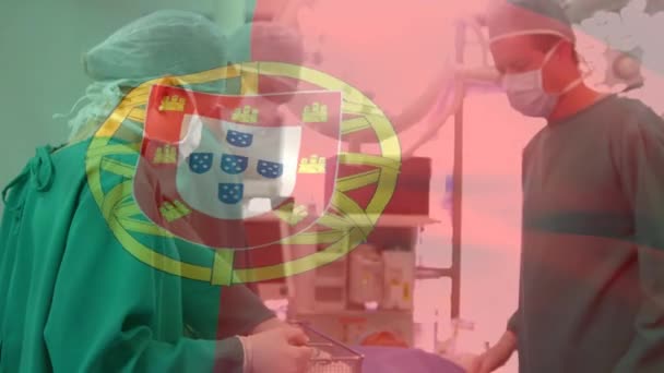 Animação Bandeira Portugal Acenando Sobre Cirurgiões Sala Operações Medicina Global — Vídeo de Stock