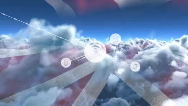 Gökyüzündeki Bulutlara Karşı Birleşik Krallık Bayrağı Sallayan Dijital Simgeler Ağı — Stok video