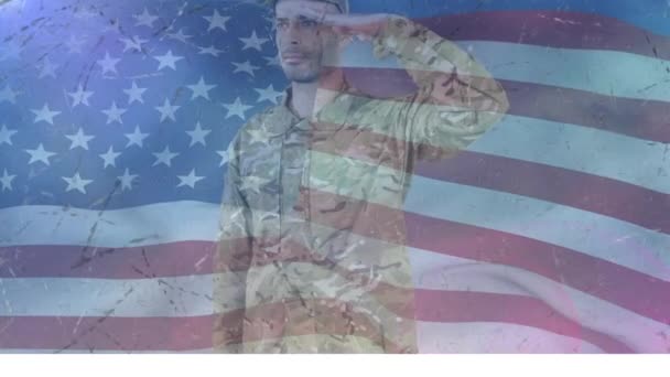 국기흔드는 반대하는 경례를 코카서스 군인에 인사말 용사의 텍스트 애국주의와 군인의 — 비디오