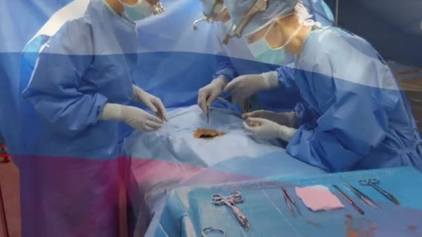 手术室里 在外科医生面前升起俄罗斯国旗 全球医学 围产期保健服务 数码制作的19种流行病概念视频 — 图库视频影像