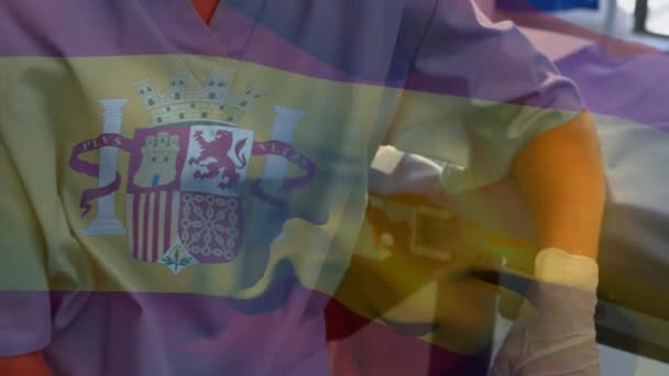 Анимация Флага Испании Размахивающего Над Женщиной Врачом Больнице Глобальная Медицина — стоковое видео
