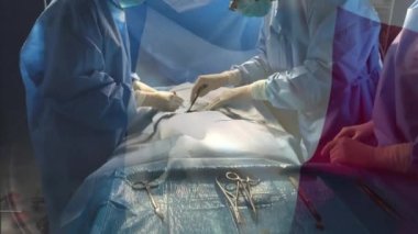 Ameliyathanede cerrahların üzerinde sallanan Fransa bayrağının animasyonu. küresel tıp, covid 19 pandemik konsept sırasında sağlık hizmetleri dijital olarak üretilen video.