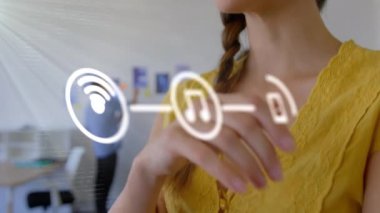 İş arkadaşları üzerinden simgelerle bağlantı ağının animasyonu. küresel bağlantılar, iş ve dijital arayüz kavramı dijital olarak oluşturulmuş video.