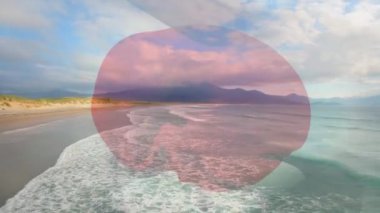 Japon bayrağının dijital bileşimi denizdeki dalgaların havadan görüntüsüne karşı. Ulusal seyahat ve turizm kavramı