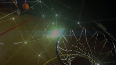 Beden eğitiminde karışık ırk erkek basketbol oyuncusu üzerinden bağlantı ağlarının animasyonu. global spor, bağlantılar ve veri işleme kavramı dijital olarak oluşturulmuş video.