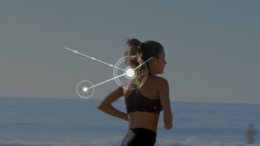 Kumsalda koşan beyaz kadın üzerindeki bağlantı ağlarının animasyonu. global spor, incelik ve sağlıklı yaşam tarzı konsepti dijital olarak oluşturulmuş video.