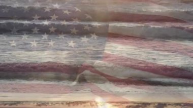 Denizde dalgaların havadan görüntüsüne karşı bayrak sallamanın dijital bileşimi. Ulusal turizm ve seyahat kavramı