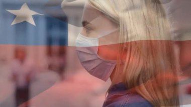 Şili bayrağının covid 19 salgını sırasında yüz maskesi takan kadının üzerinde dalgalanması. küresel covid 19 salgın konsepti dijital olarak oluşturulmuş video.