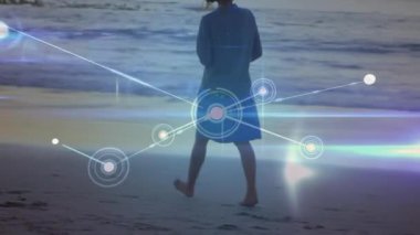 Kumsalda yürüyen beyaz kadın üzerindeki bağlantı ağlarının animasyonu. global spor, incelik ve sağlıklı yaşam tarzı konsepti dijital olarak oluşturulmuş video.