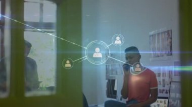 Akıllı telefon kullanan insan üzerindeki bağlantı ağının animasyonu. küresel bağlantılar, iş dünyası, dijital arayüz, teknoloji ve ağ konsepti dijital olarak oluşturulmuş video.