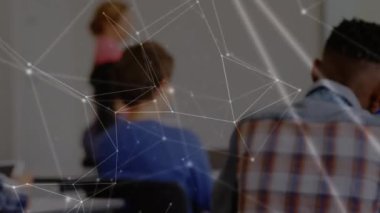 Okuldaki öğrenciler üzerinde simgelerle bağlantı ağının animasyonu. küresel bağlantılar, eğitim ve dijital arayüz konsepti dijital olarak oluşturulmuş video.