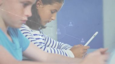 Okuldaki öğrenciler üzerinde simgelerle bağlantı ağının animasyonu. küresel bağlantılar, eğitim ve dijital arayüz konsepti dijital olarak oluşturulmuş video.