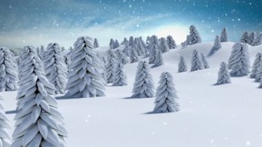 Kış mevsiminde mavi gökyüzüne karşı birden fazla ağacın üzerine kar yağar. Noel şenliği ve kutlama konsepti