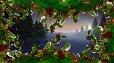 Yılbaşı çelengi, kış manzarasında birden fazla ağaca düşen karla süslenmiş. Noel şenliği ve kutlama konsepti