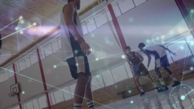 Spor salonundaki çeşitli basketbol oyuncuları ile bağlantılı ağların animasyonu. global spor, bağlantılar ve veri işleme kavramı dijital olarak oluşturulmuş video.