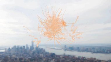 Şehir manzarasının havadan görüntüsüne karşı havai fişek patlaması üzerine yeni yıl mesajınız kutlu olsun. Yeni yıl arifesi kutlama konsepti