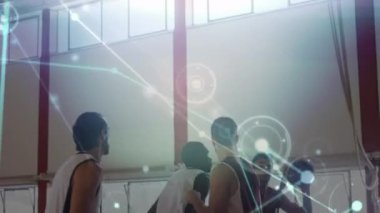 Spor salonundaki çeşitli basketbol oyuncuları ile bağlantılı ağların animasyonu. global spor, bağlantılar ve veri işleme kavramı dijital olarak oluşturulmuş video.