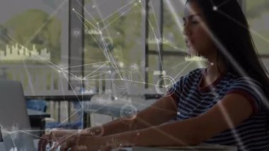 Okulda uyuyan Latin erkek öğrenci üzerinden bağlantı ağının animasyonu. küresel bağlantılar, eğitim ve dijital arayüz konsepti dijital olarak oluşturulmuş video.