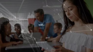 Okuldaki öğrenciler üzerinde simgelerle bağlantı ağının animasyonu. küresel bağlantılar, eğitim ve dijital arayüz konsepti dijital olarak oluşturulmuş video.