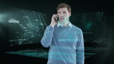 Akıllı telefon kullanarak gülümseyen beyaz iş adamının veri işleme animasyonu. küresel iş, finans, bağlantılar ve dijital arayüz konsepti dijital olarak oluşturulmuş video.