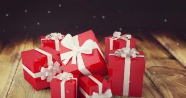 Tahta zemine düşen kar animasyonu sunar. Noel, gelenek ve kutlama konsepti dijital olarak oluşturuldu.