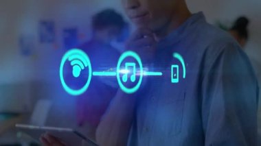 İş arkadaşları üzerinden simgelerle bağlantı ağının animasyonu. küresel bağlantılar, iş ve dijital arayüz kavramı dijital olarak oluşturulmuş video.