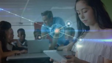 Okuldaki öğrenciler üzerinde simgelerle bağlantı ağının animasyonu. küresel bağlantılar, eğitim ve dijital arayüz konsepti dijital olarak oluşturulmuş video.