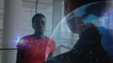 Ofisteki iş adamlarının üzerinde dünyanın animasyonu. küresel bağlantılar, iş dünyası, dijital arayüz, teknoloji ve ağ konsepti dijital