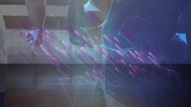 Çeşitli erkek basketbol oyuncuları grubu üzerinden bağlantı ağının animasyonu. global spor, bağlantılar ve dijital arayüz konsepti dijital olarak oluşturulmuş video.