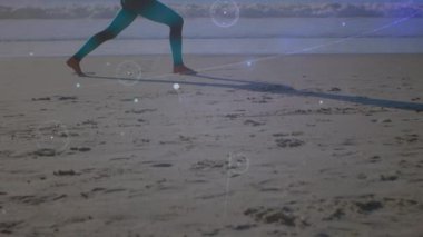 Kumsalda yoga yapan Kafkas bir kadın üzerindeki bağlantı ağlarının animasyonu. global spor, incelik ve sağlıklı yaşam tarzı konsepti dijital olarak oluşturulmuş video.