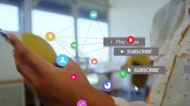Düşen sosyal medya simgeleri ve akıllı telefon kullanan kadınlar üzerindeki bağlantı ağının animasyonu. Sosyal medya ve iletişim konsepti dijital olarak oluşturulmuş video.