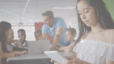 Okuldaki öğrenciler üzerinde simgelerle bağlantı ağının animasyonu. küresel bağlantılar, eğitim ve dijital arayüz konsepti dijital olarak oluşturulmuş video.