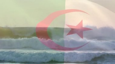 Dijital kompozisyonda Cezayir bayrağı sallayarak denizdeki dalgaların havadan görüntüsüne karşı. Ulusal turizm ve seyahat kavramı