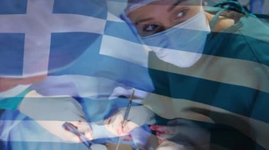 Ameliyathanede cerrahların üzerinde sallanan Yunan bayrağının animasyonu. küresel tıp, covid 19 pandemik konsept sırasında sağlık hizmetleri dijital olarak üretilen video.