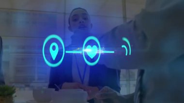 İş arkadaşları üzerinden simgelerle bağlantı ağının animasyonu. küresel bağlantılar, iş ve dijital arayüz kavramı dijital olarak oluşturulmuş video.