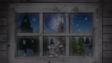 Kış manzarasında Noel ağacının üzerine düşen kar tanelerine karşı ahşap pencere çerçevesi. Noel şenliği ve kutlama konsepti