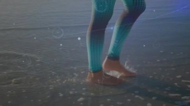 Kumsalda yürüyen beyaz kadın üzerindeki bağlantı ağlarının animasyonu. global spor, incelik ve sağlıklı yaşam tarzı konsepti dijital olarak oluşturulmuş video.