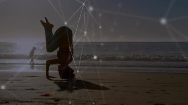 Kumsalda yoga yapan Kafkas bir kadın üzerindeki bağlantı ağlarının animasyonu. global spor, incelik ve sağlıklı yaşam tarzı konsepti dijital olarak oluşturulmuş video.