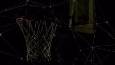 Basketbolun potaya düşmesiyle bağlantılı ağların animasyonu. global spor, bağlantılar ve veri işleme kavramı dijital olarak oluşturulmuş video.